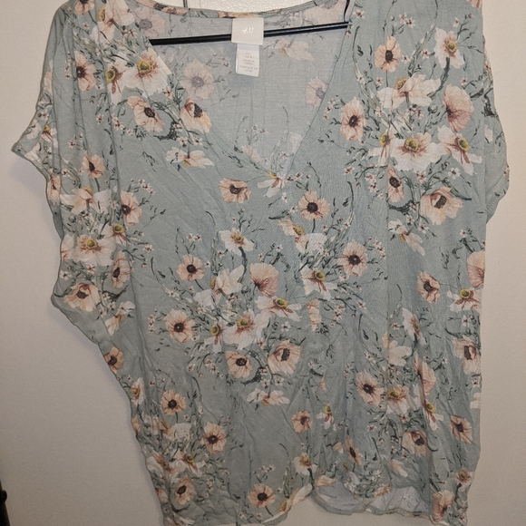 H&M Tops - Floral Flowy H&M T-Shirt